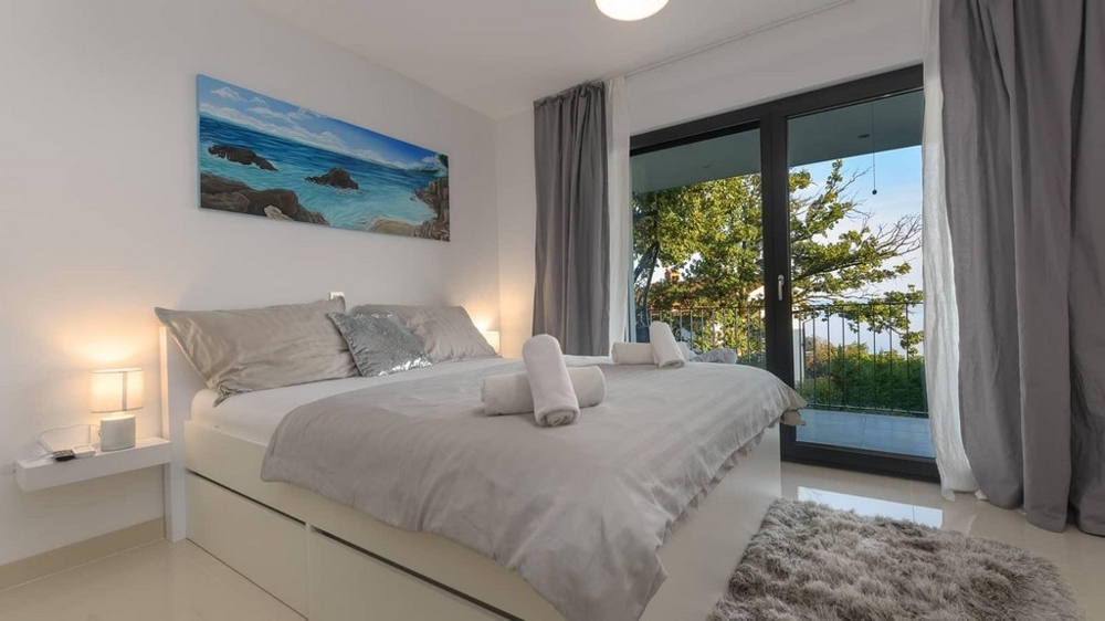 Accogliente camera da letto con balcone e vista sul verde rigoglioso