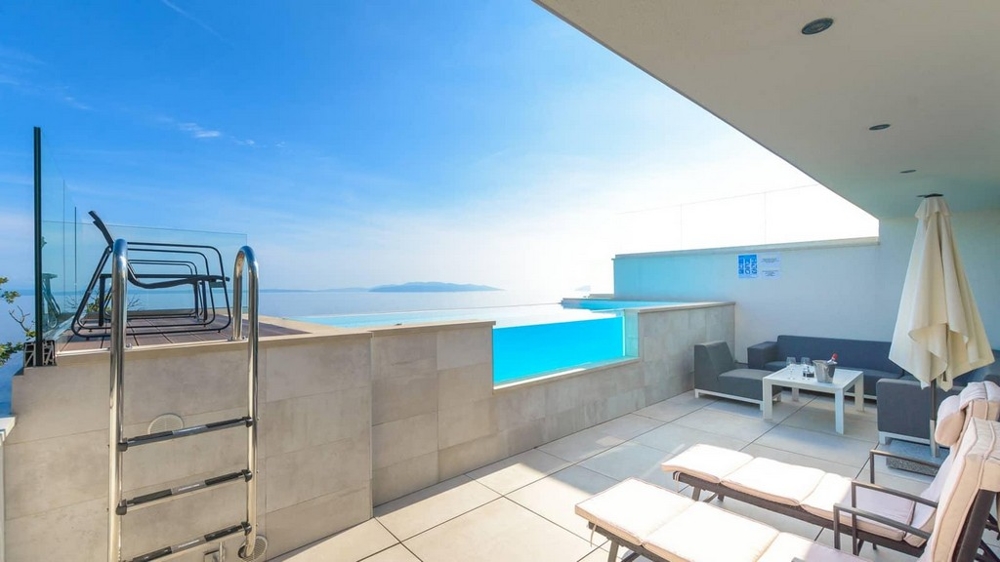 Terrazza con piscina e vista panoramica sul mare
