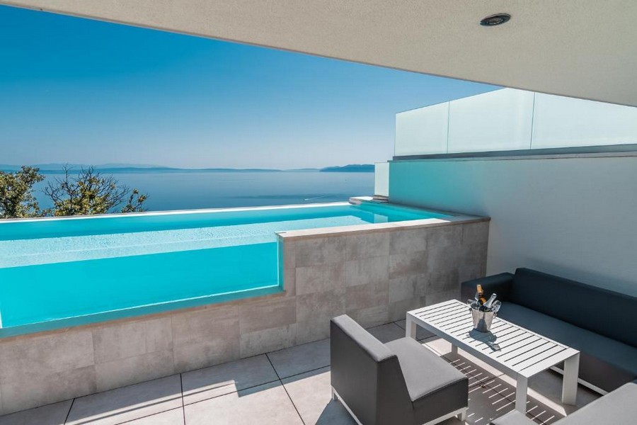 Terrazza moderna con piscina a sfioro e pittoresca vista mare