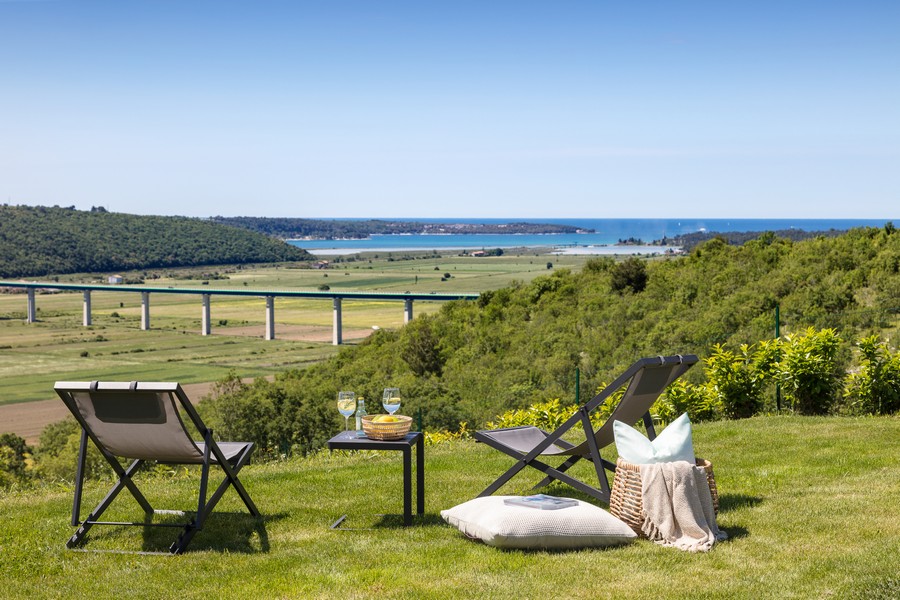 Sdraio sul prato con vista sulla valle fino al mare