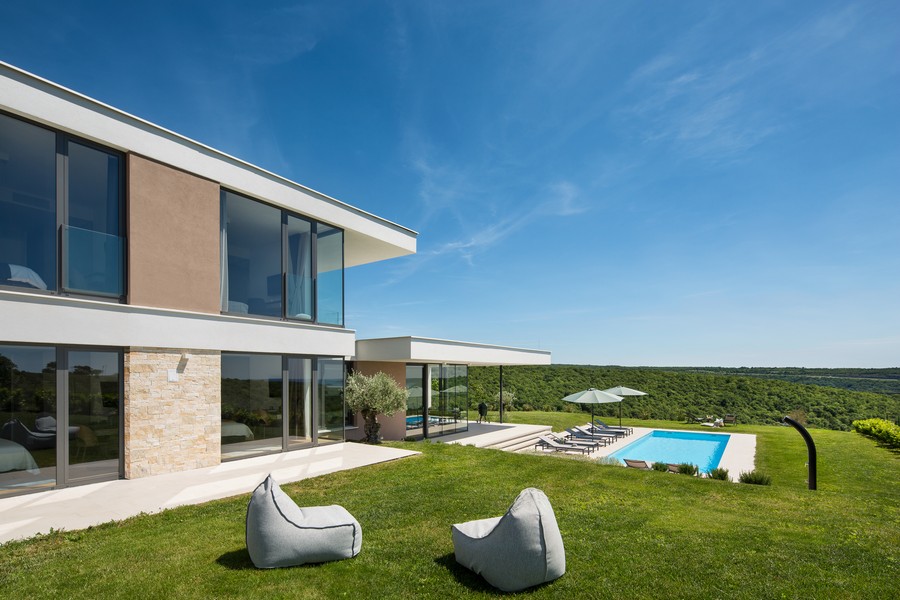 Villa con prato e piscina in un paesaggio aperto