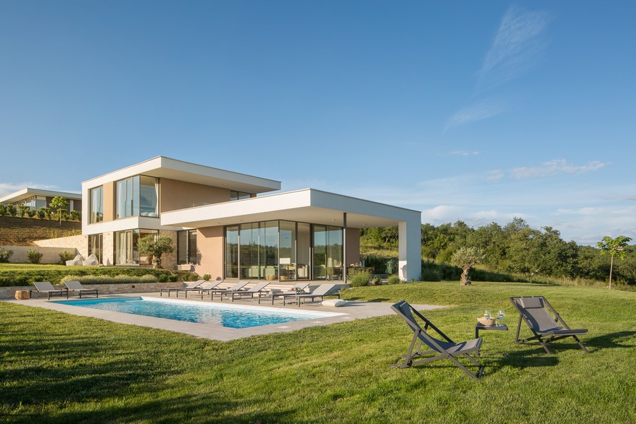 Villa con piscina e sdraio sull'ampio prato