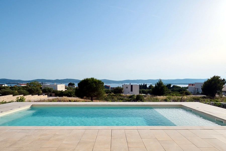 Piscina con bella vista mare dell'immobile H3040 in Croazia.
