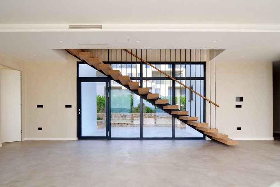 Vista interna della villa in Croazia con scala moderna, in vendita