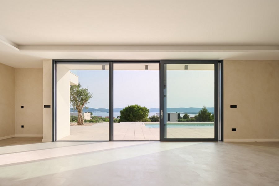Ampio soggiorno della villa in Croazia con vista sul giardino e sul mare, in vendita