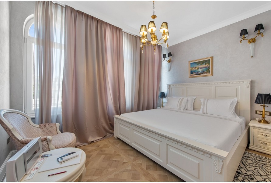 Camera da letto della villa H3042 con un letto grande, arredamento elegante e fonti di luce naturale