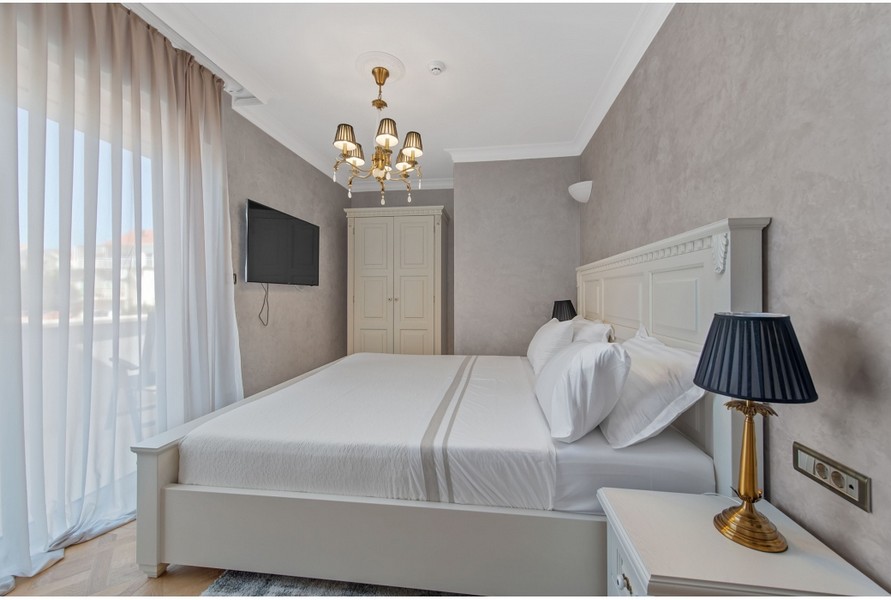 Seconda camera da letto della villa H3042 con un letto grande e comfort moderni