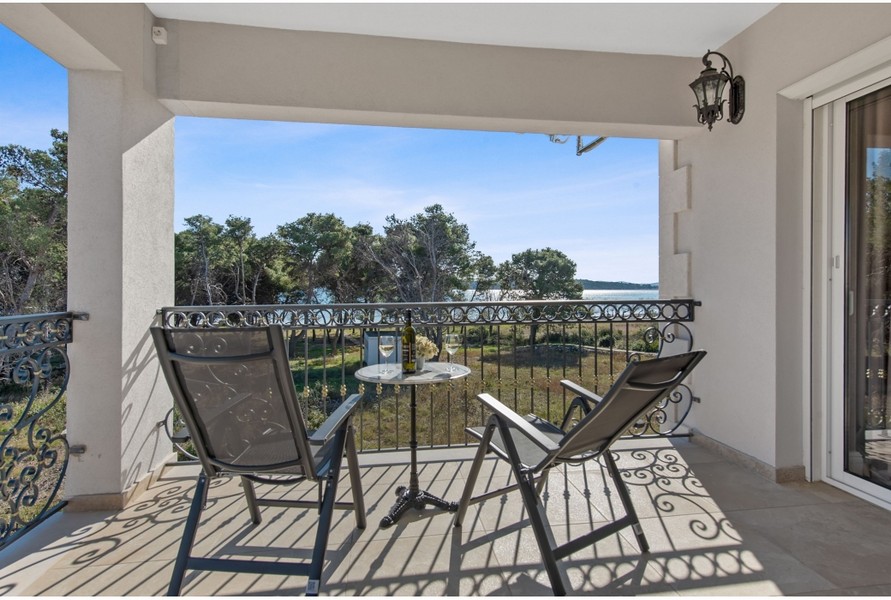 Balcone della villa H3042 con vista sul mare e sul giardino mediterraneo