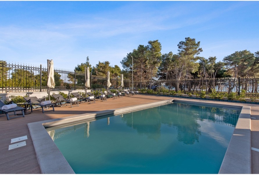 Piscina e lettini vicino alla riva del mare a Vodice, Croazia.