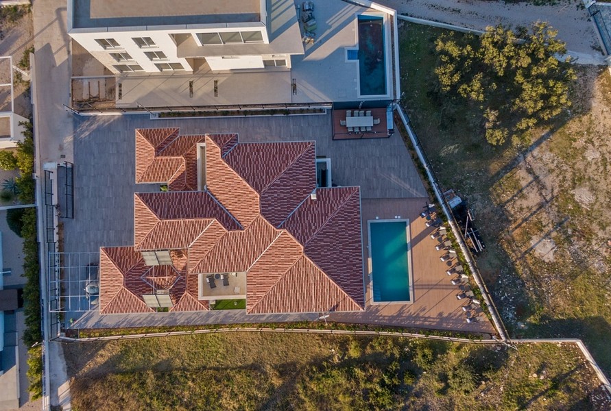 Vista aerea della villa H3042 che mostra la struttura del tetto e l'adiacente area piscina