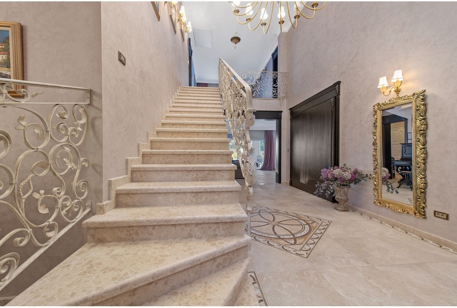 Ampia hall della villa H3042 con una scala artistica ed eleganti decorazioni