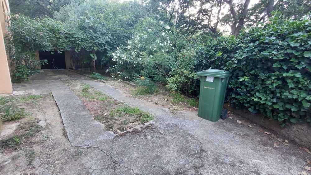Accesso carrabile e area esterna verde di una casa in Croazia