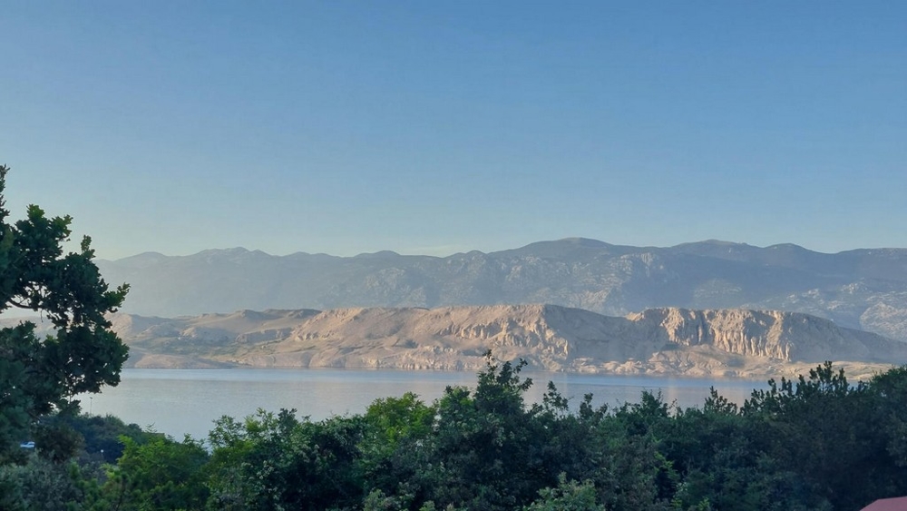 Vista mozzafiato sul mare e sui monti circostanti da un balcone in Croazia