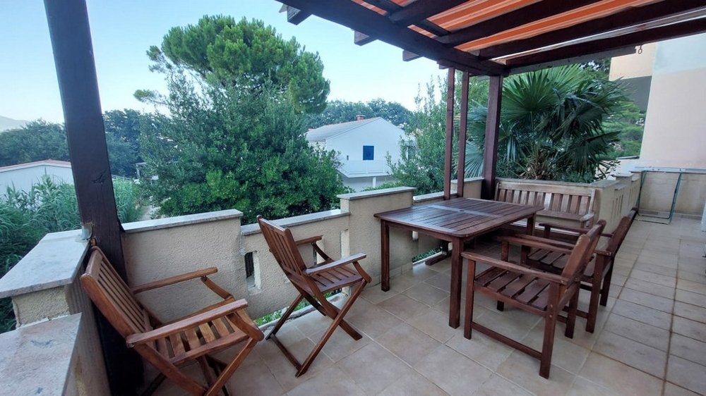 Terrazza con vista sul verde della casa H3044, in vendita in Croazia sull'isola di Pag.