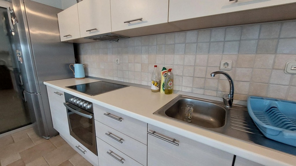 Cucina moderna con fornello, lavello e frigorifero in una casa in Croazia
