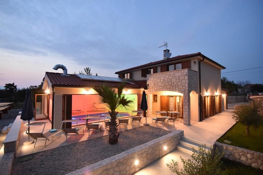 Villa in pietra illuminata alla luce della sera - immobile H3045 in Croazia, Krk.