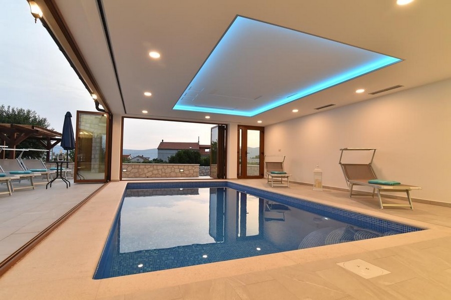 Piscina interna della villa H3045, in vendita in Croazia presso Krk.
