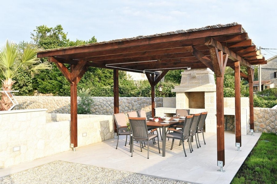 Zona pranzo coperta e barbecue dell'immobile H3045 sull'isola di Krk in Croazia.