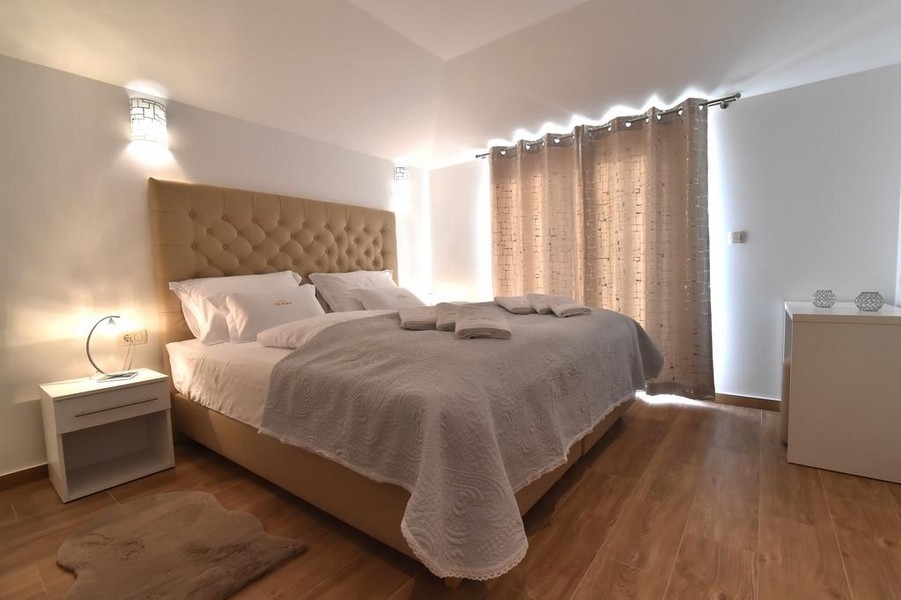 Camera da letto con letto matrimoniale e arredamento di buon gusto,
