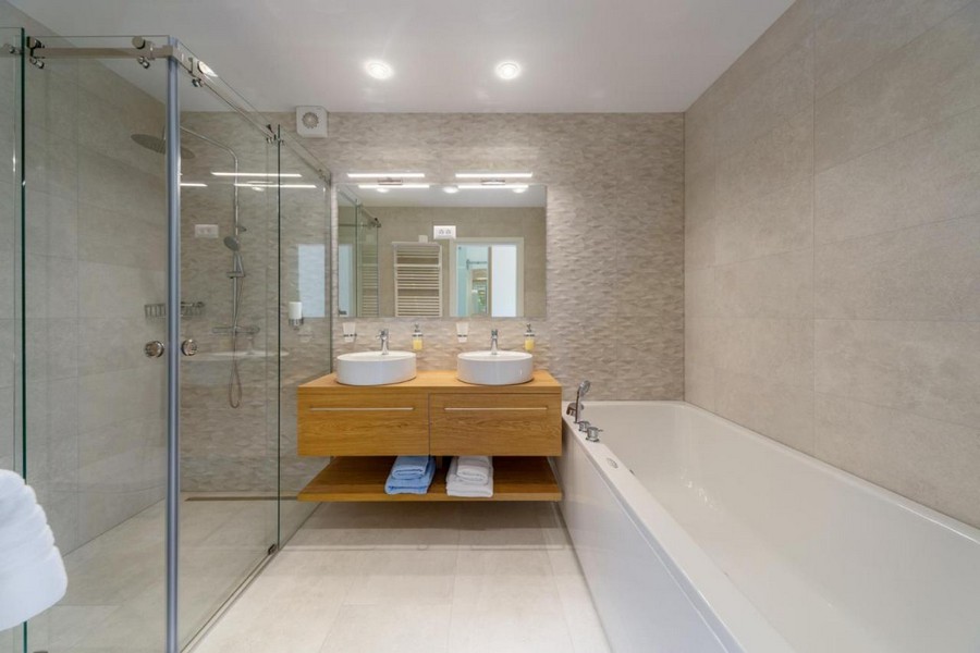Bagno con doccia e vasca da bagno