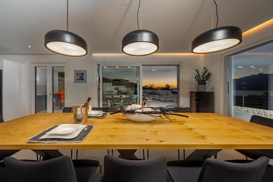 Zona pranzo con illuminazione moderna