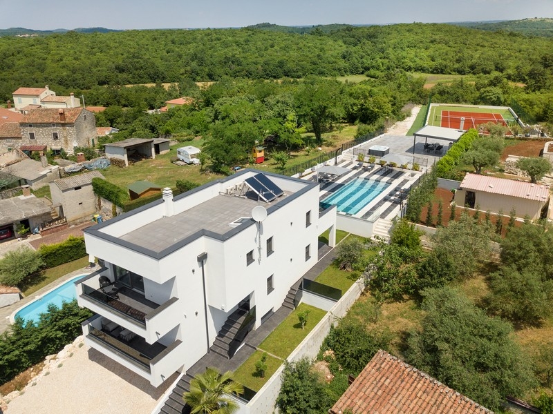 Villa con campo da tennis e piscina in vendita in Croazia - Panorama Scouting.