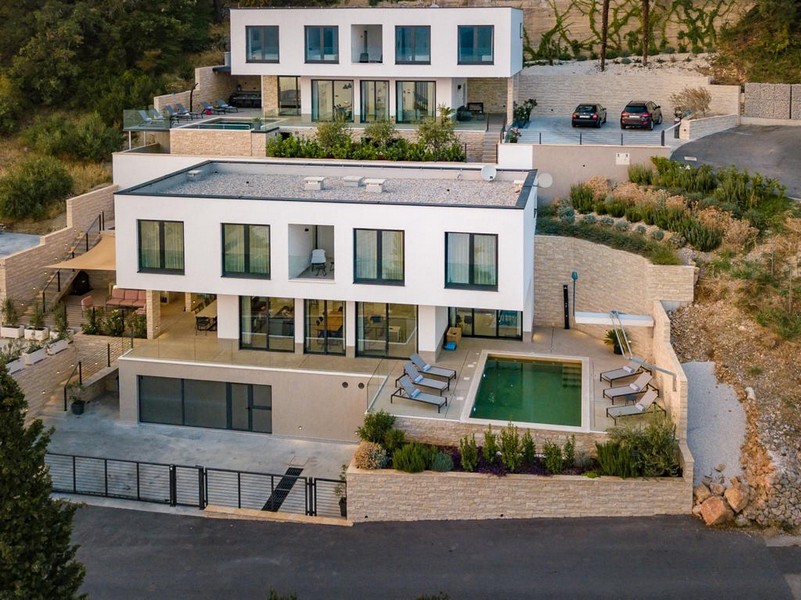 La villa inferiore è attualmente in vendita in Croazia.