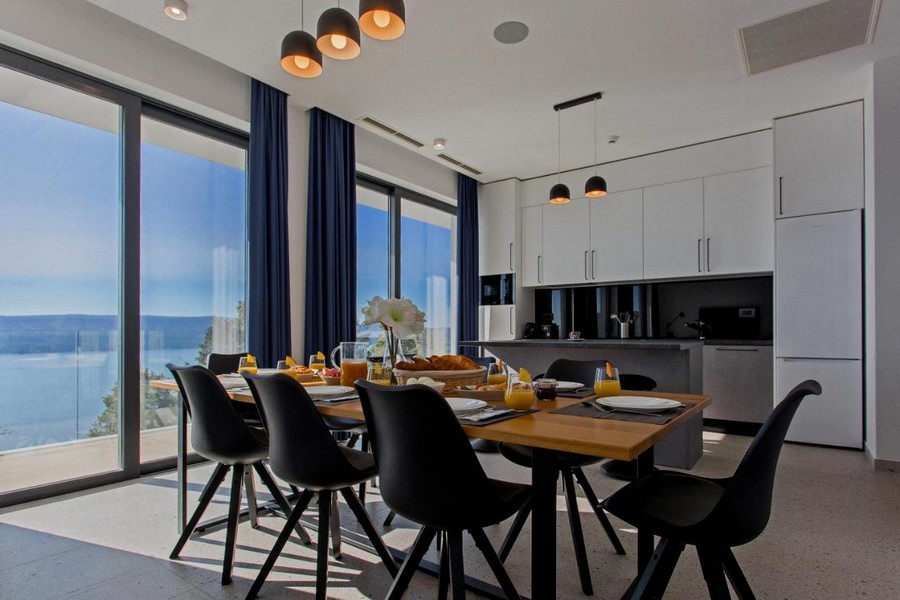 Zona pranzo e cucina arredata con lusso della villa H3389 presso Omis.