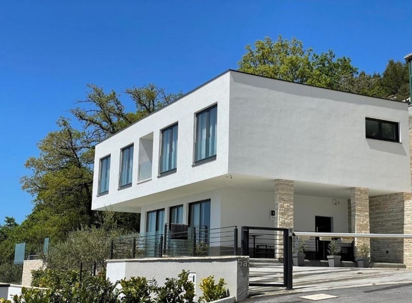 Cubo bianco con fascia di finestre sopra la terrazza