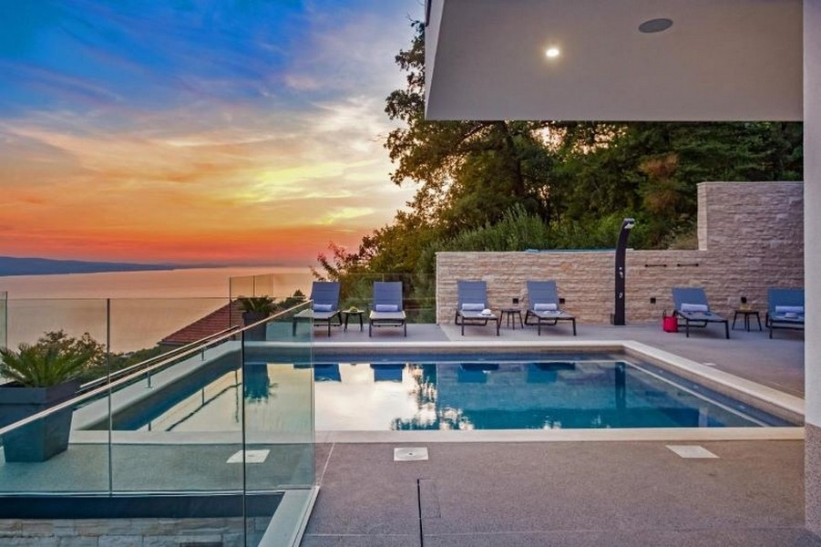 Tramonto dalla terrazza con piscina della villa H3390, in vendita in Croazia.