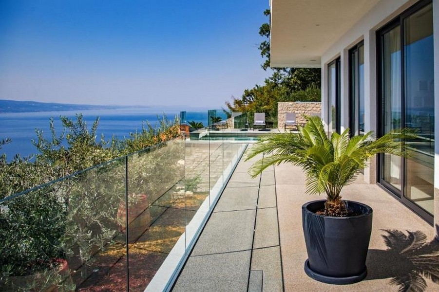 Vista dal balcone con palma - casa H3390 a Omis, Croazia.