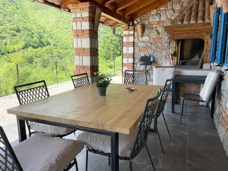 Barbecue all'esterno - zona pranzo coperta.