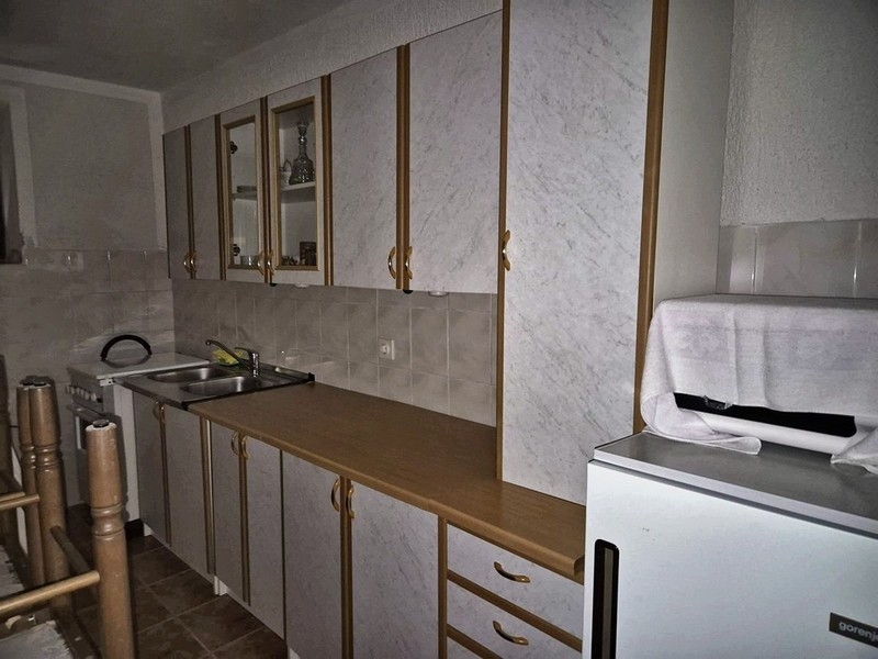 Cucina della casa H3401 a Betina, Croazia.