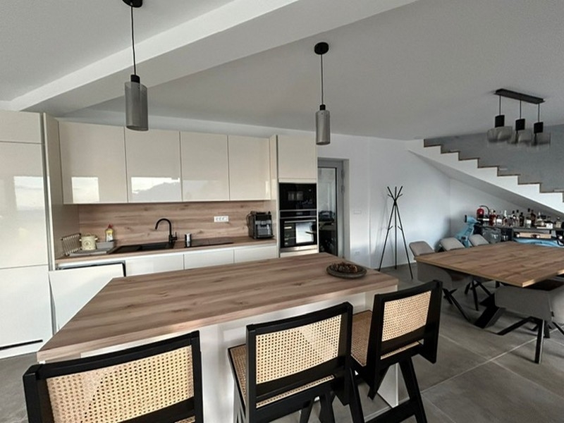 Sala da pranzo e cucina.