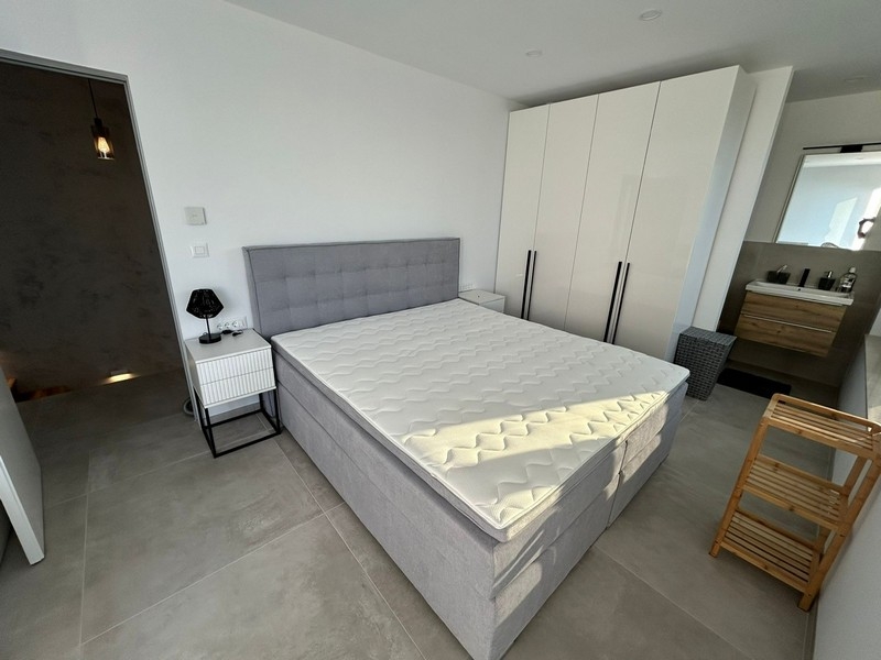 Letto matrimoniale nella nuova camera da letto della villa H3407 in Croazia.