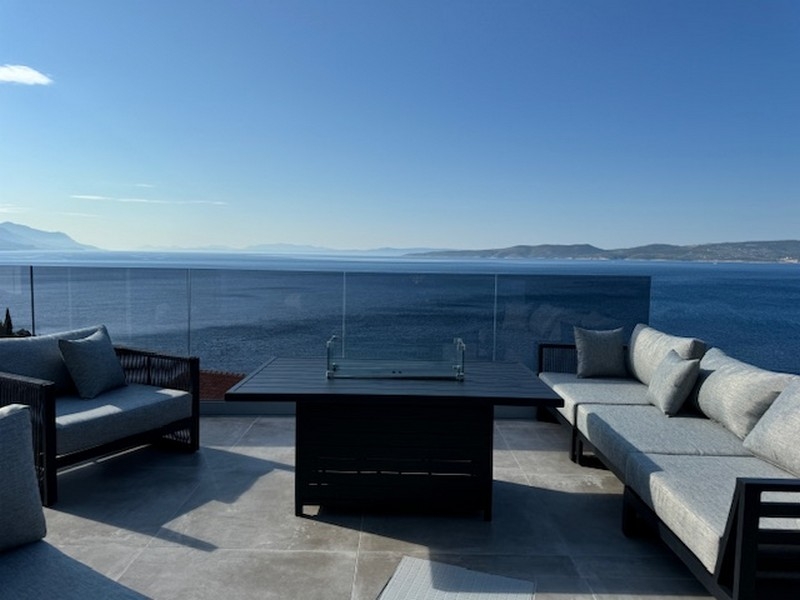 Piscina e vista mare dell'immobile H3407 in Croazia.