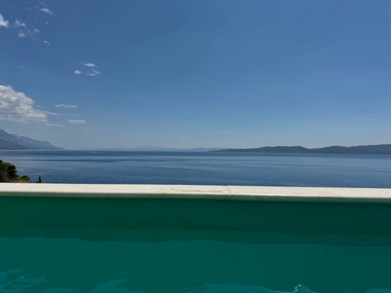 Splendida vista mare dalla terrazza dell'immobile H3407 a Omis, Croazia.