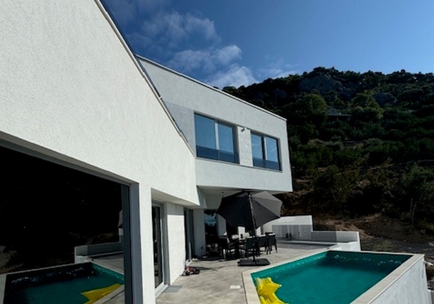 Terrazza con piscina e splendida vista mare.