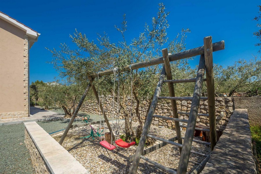 Parco giochi per bambini nell'area esterna della casa H3409.
