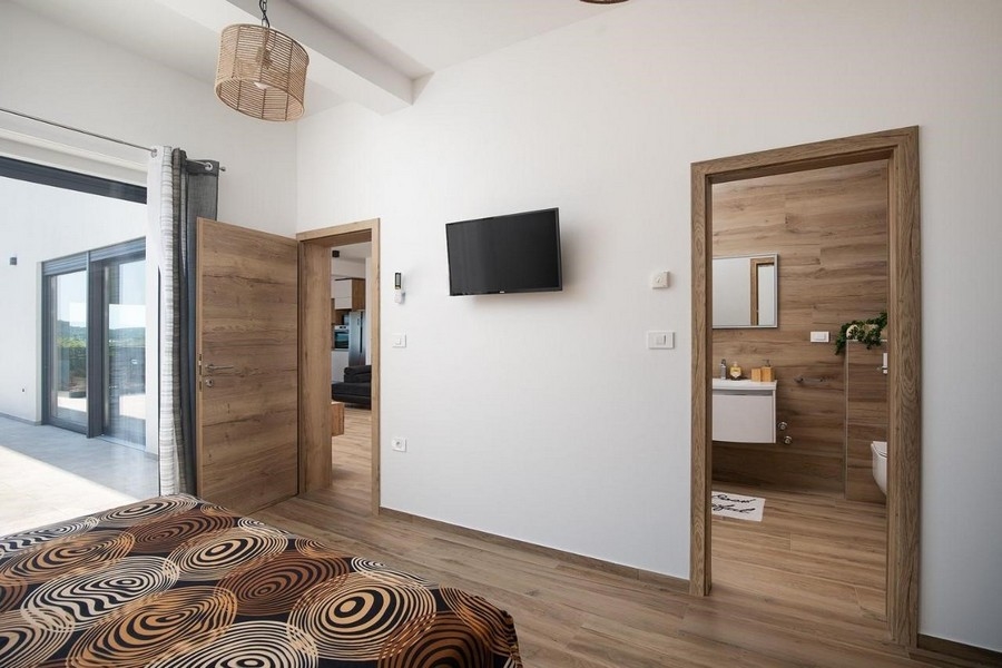 Una delle tre ampie camere da letto dell'immobile H3414, in vendita in Croazia.
