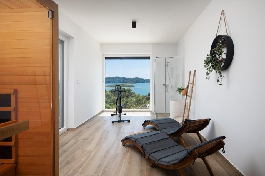 Sauna e zona relax con bella vista mare.