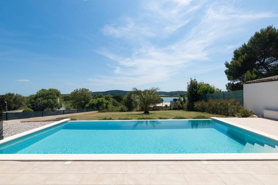 Piscina della villa H3414, in vendita presso Medulin in Croazia.