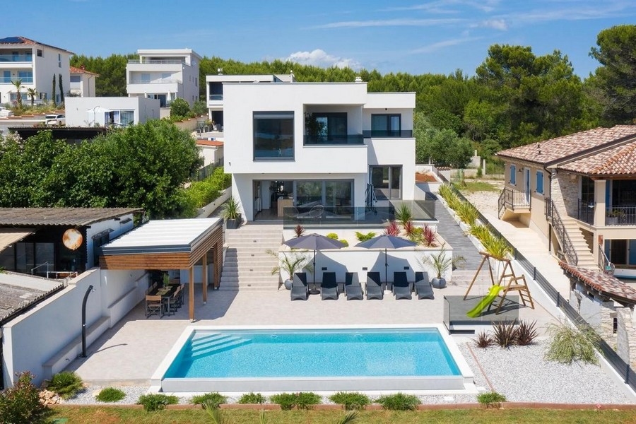 Villa moderna con piscina presso Medulin in Croazia in vendita.