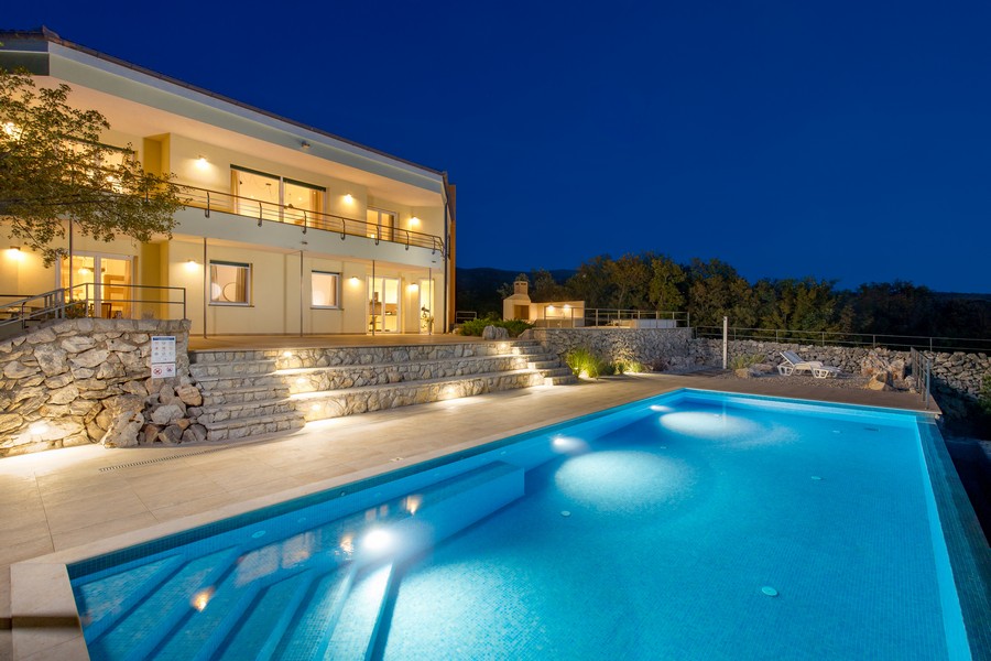 Villa H3417 di notte ripresa dalla piscina.