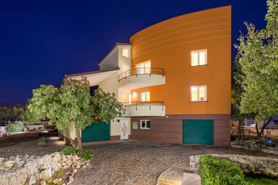 Il retro moderno e curvo della villa H3417.
