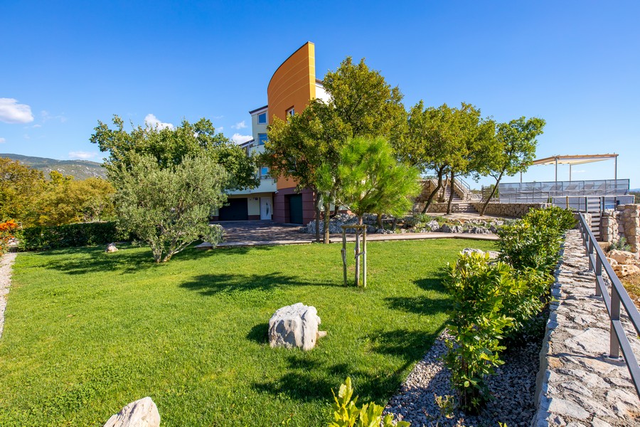 L'area esterna verde e curata della villa H3417.
