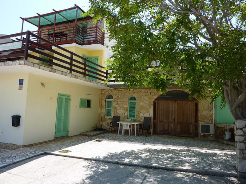 Vista frontale della casa H3419 vicino al mare sull'isola di Pag in Croazia.