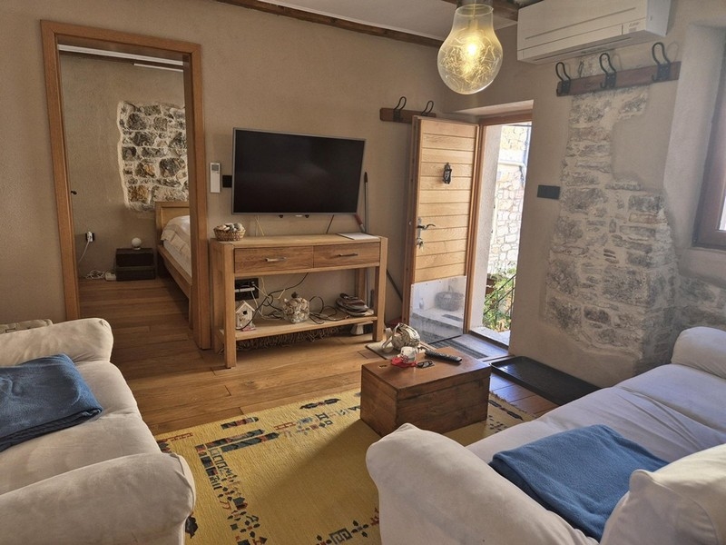 Soggiorno climatizzato con elegante arredamento mediterraneo.