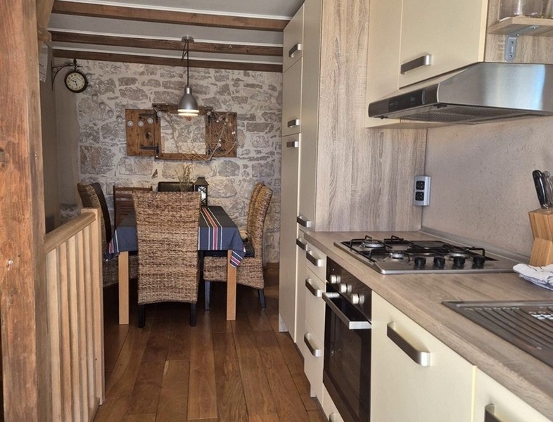 Cucina e zona pranzo dell'immobile.
