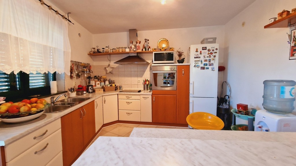 Cucina a vista con dotazioni moderne e grande frigorifero